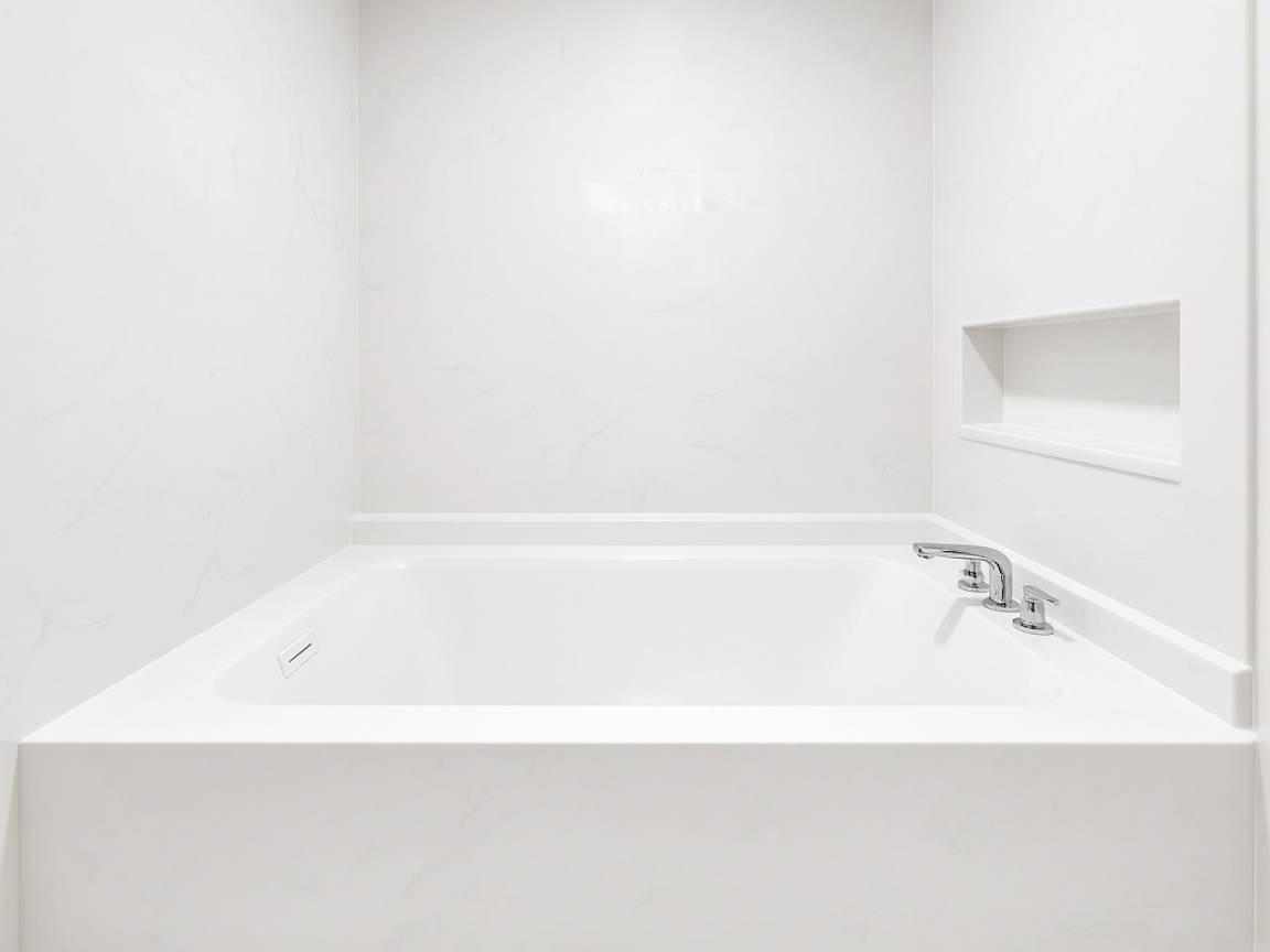 Smooth white tub surround without a tile pattern